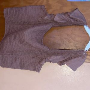 fits kinda big on me, but its super cute! its a light brown color and flowey